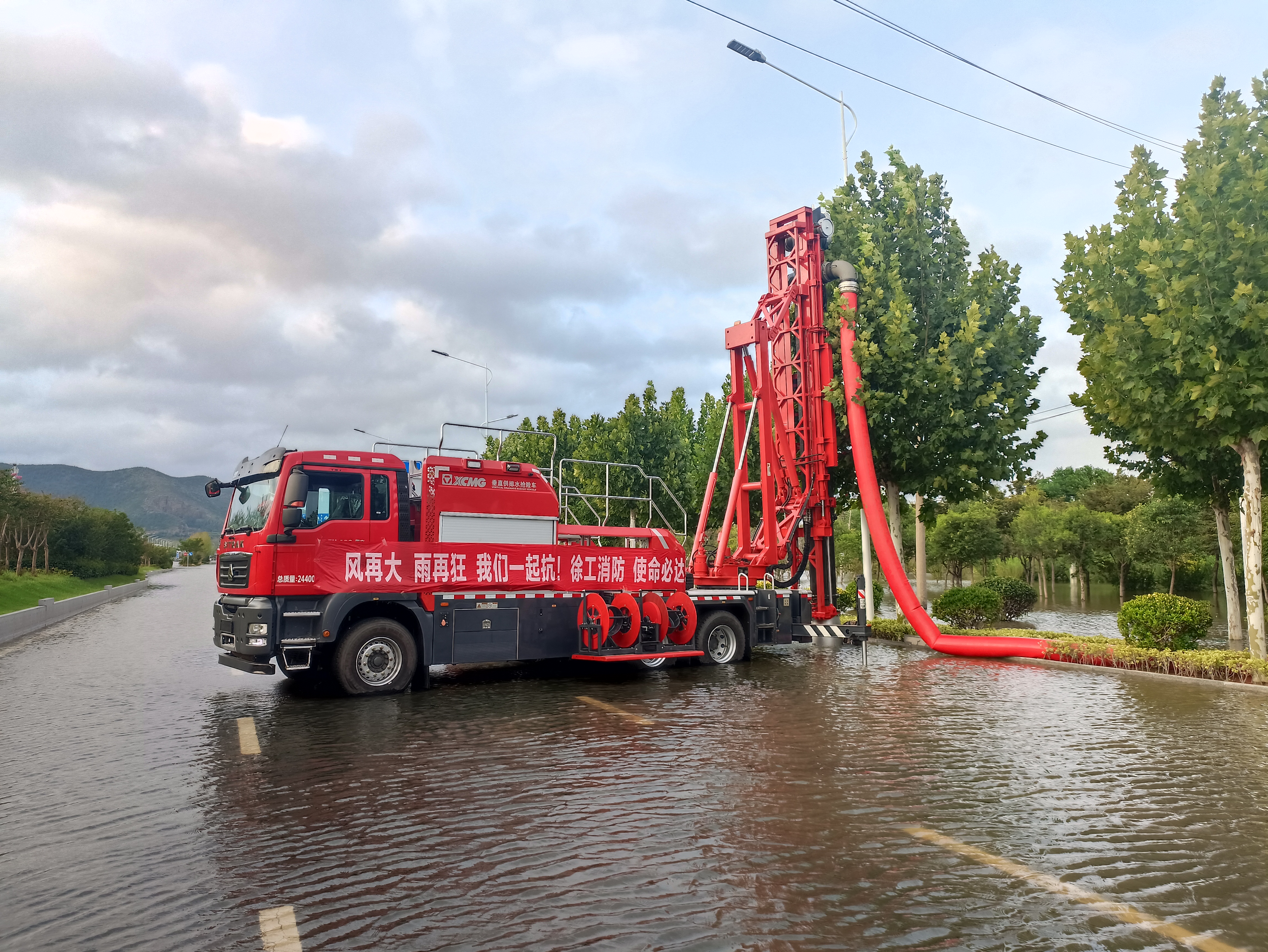 双向八车道路面排涝，，，，，，龙8头号玩家消防使命必达！